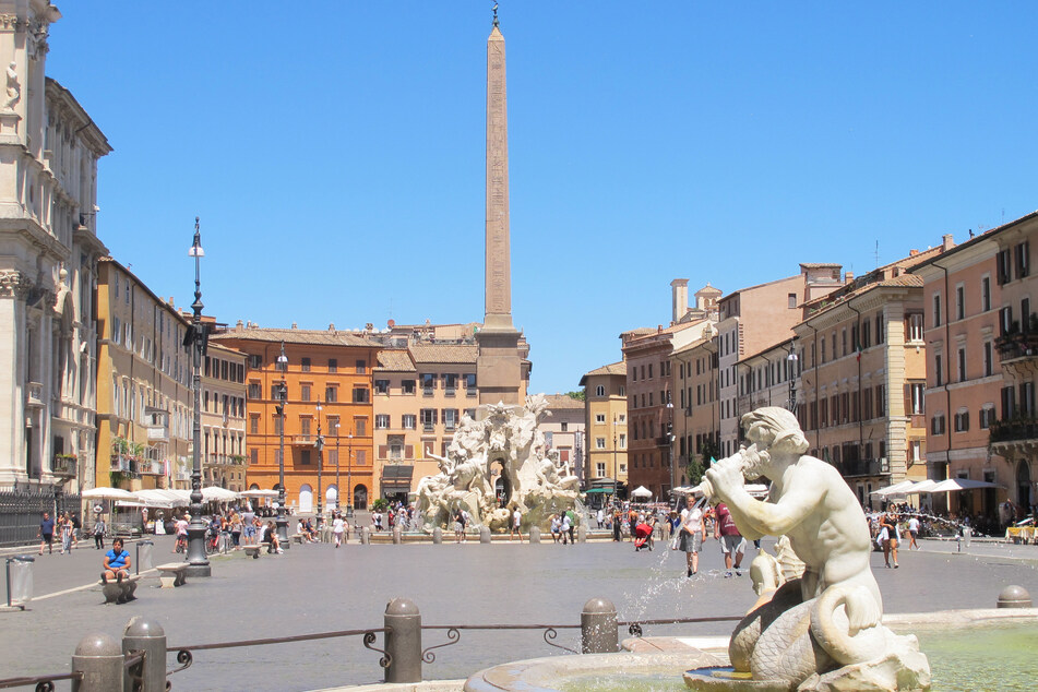 Nur wenige Menschen gehen über die Piazza Navona in Rom.