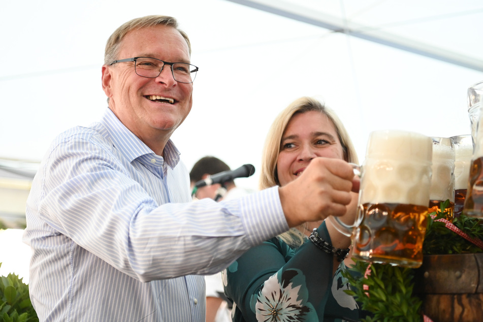 Der Oberbürgermeister Andreas Starke (SPD) und Melanie Huml (CSU), Bayerische Staatsministerin für Gesundheit und Pflege, prosten sich zu.