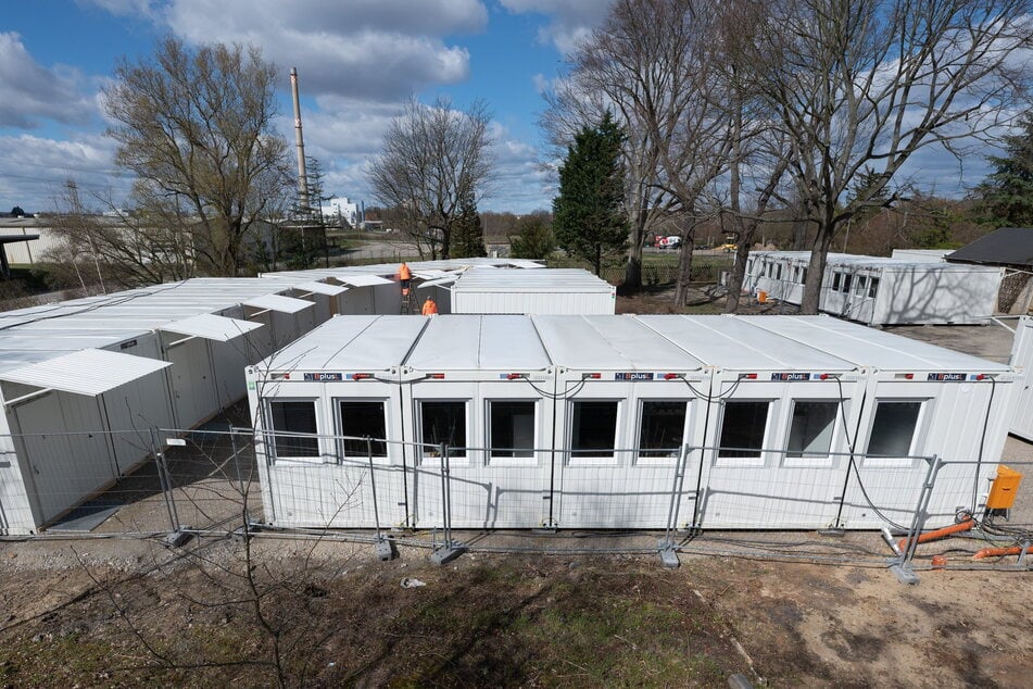 In diesen Containern in Sporbitz können 52 Flüchtlinge untergebracht werden. Erst im Januar wurden fünf neue Containerstandorte in Dresden eröffnet.