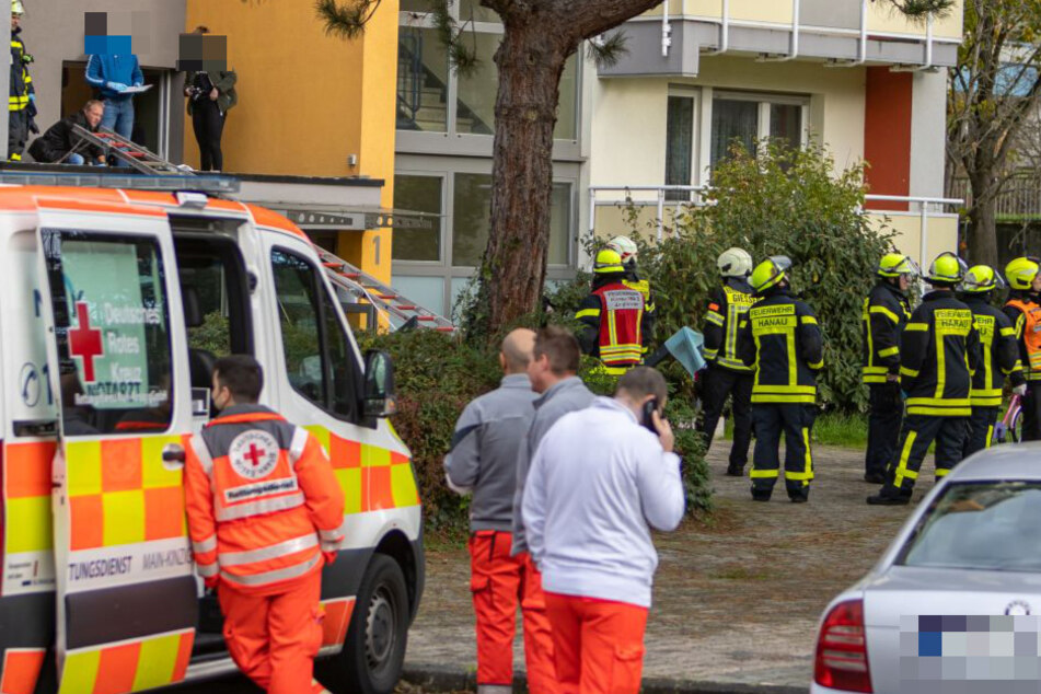 Am Donnerstagvormittag war die leblose Person auf dem Vordach eines Hanauer Mehrfamilienhauses gefunden worden.