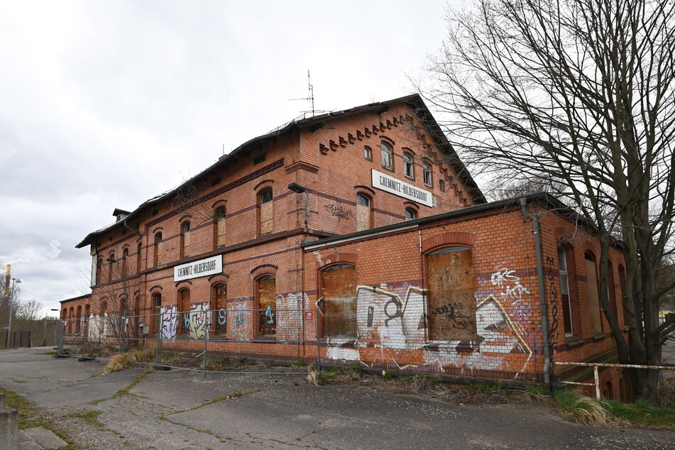 Das 1914 errichtete ehemalige Empfangsgebäude am Bahnhof Chemnitz-Hilbersdorf ist stark sanierungsbedürftig.