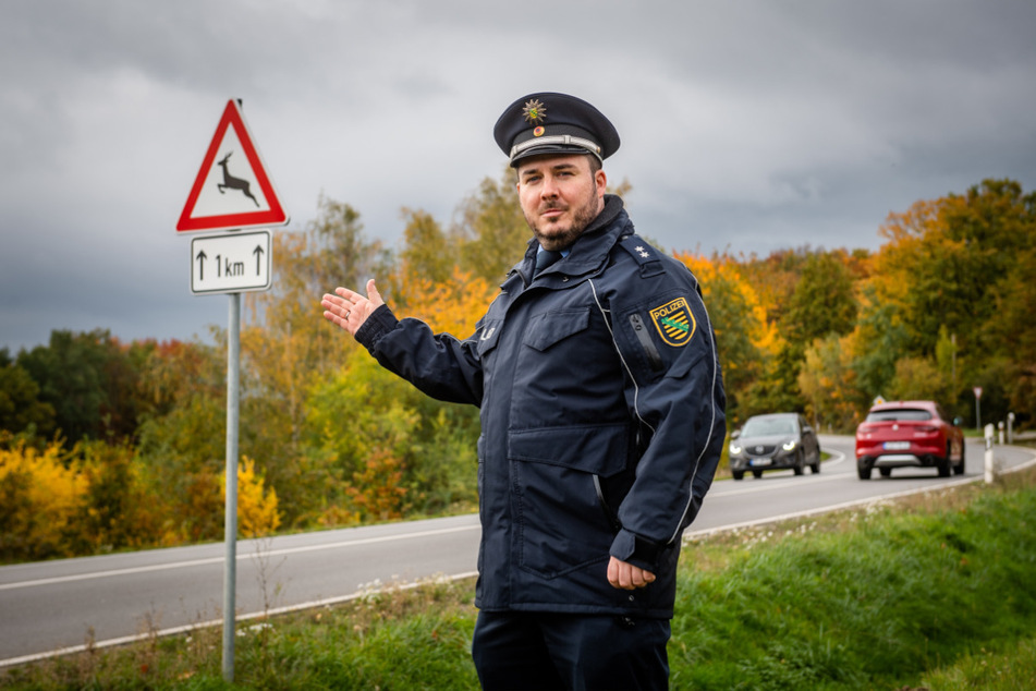 "Diese Schilder stehen hier nicht zum Spaß": Polizeisprecher Christian Schünemann (37) bittet um Vorsicht vor Wildwechsel.