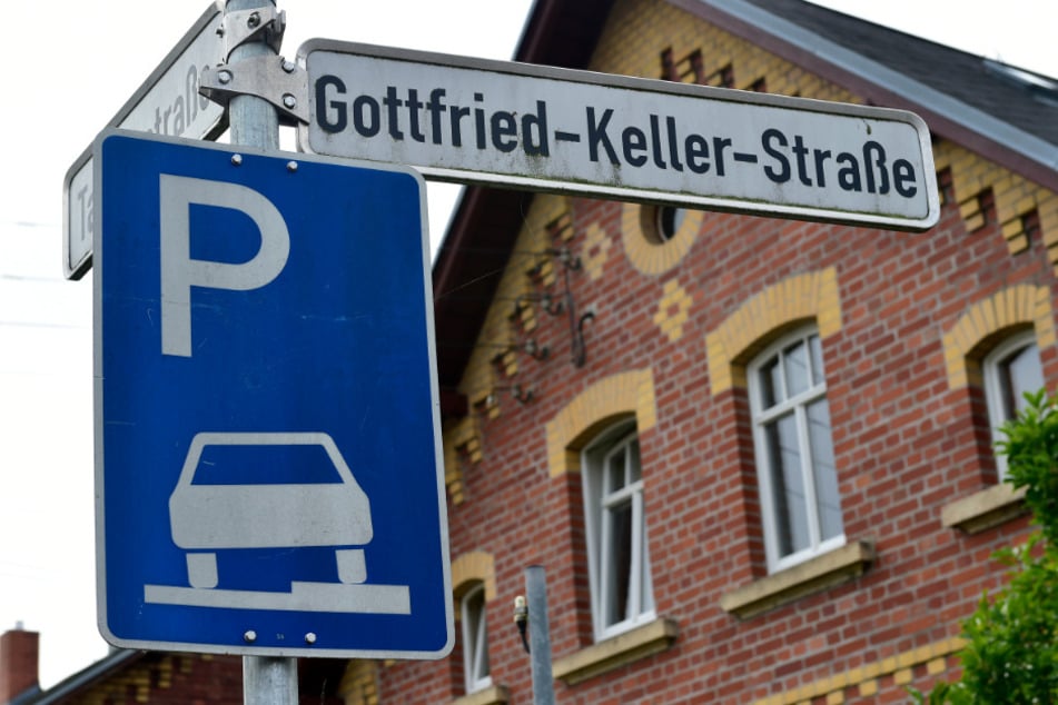 Bisher parken Anwohner der Gottfried-Keller-Straße halb auf dem Gehweg.
