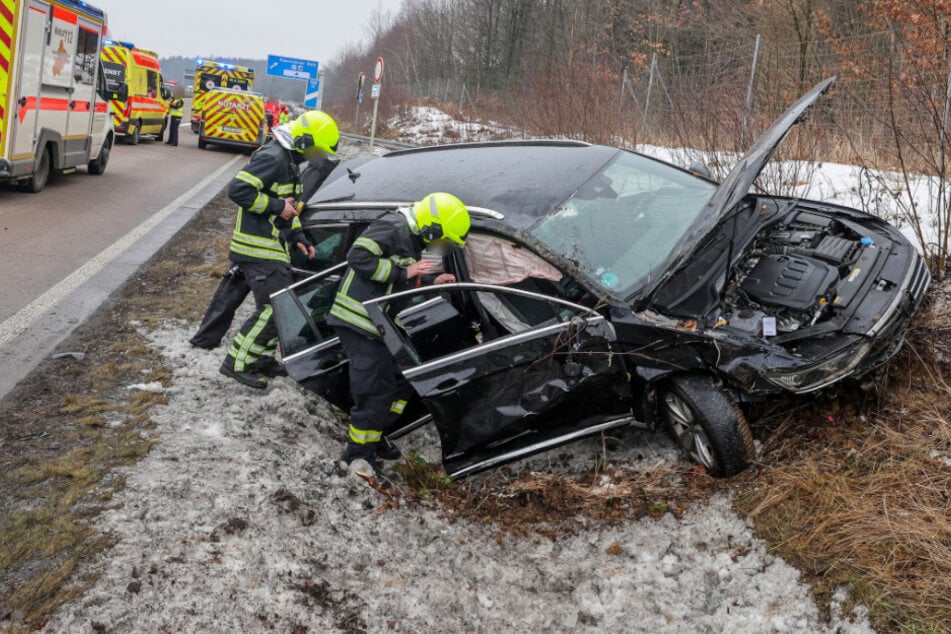 Unfall A4: Fahrerflucht! SUV löst schweren Unfall auf A4 in Sachsen aus: Mehrere Verletzte
