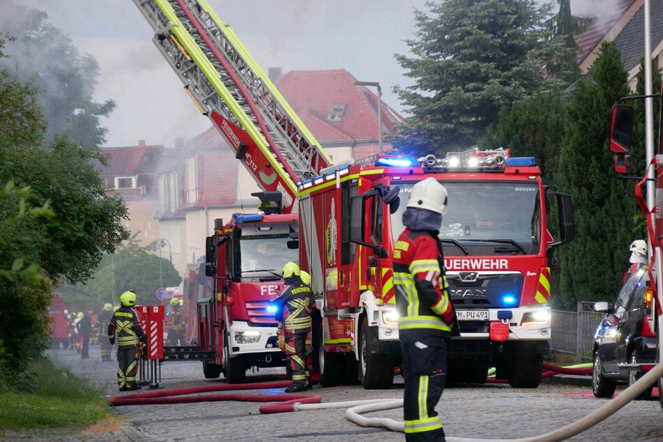 Die Feuerwehr auf der Dr.-Wilhelm-Külz-Straße in Pulsnitz.