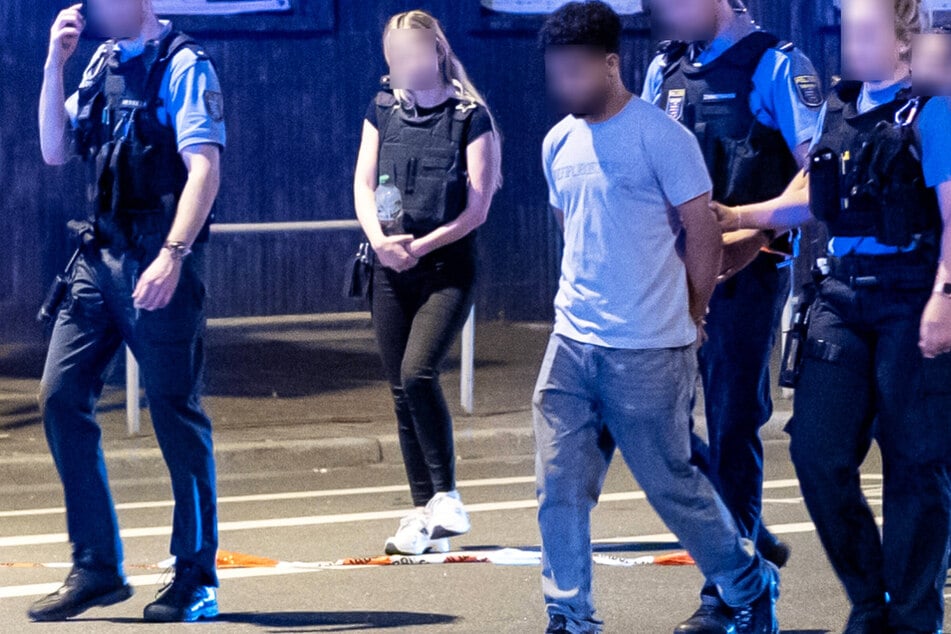 Ein 23-jähriger Mann stellte sich später der Polizei und gab an, der Fahrer des Unfallwagens gewesen zu sein. Er wurde festgenommen.