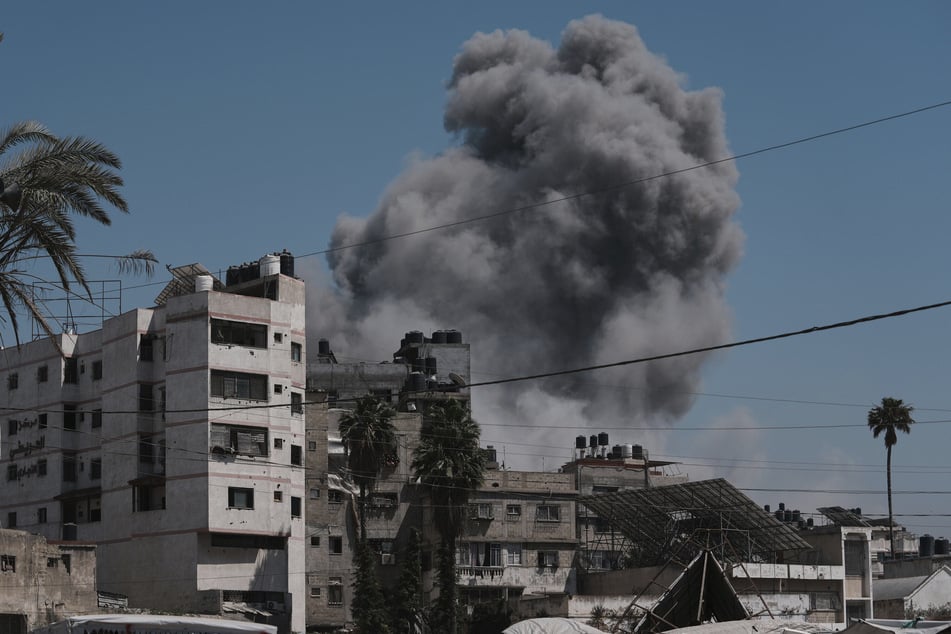 Nach einem israelischen Luftangriff in Gaza-Stadt steigt Rauch in den Himmel.