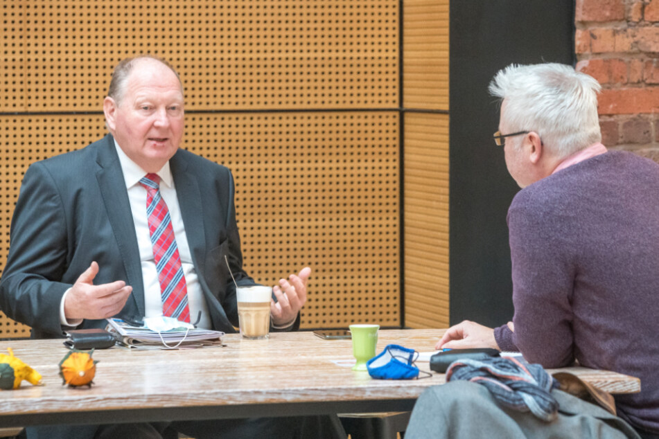 Klaus Brähmig (63, l.) im Gespräch mit TAG24-Redakteur Torsten Hilscher (52).