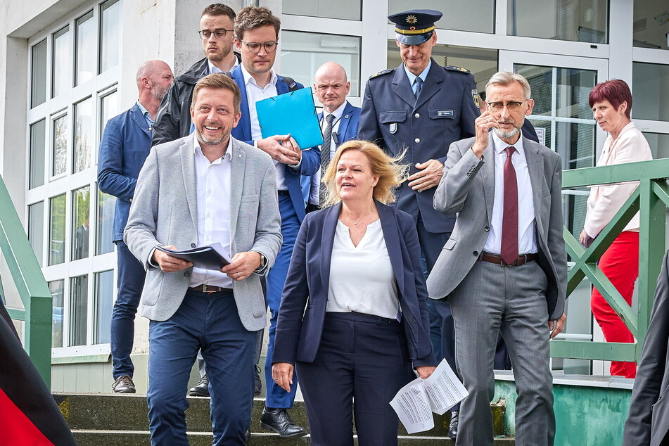Tschechiens Innenminister Vít Rakušan (44, v.l.), Bundesinnenministerin Nancy Faeser (52, SPD) und Sachsens Innenminister Armin Schuster (62, CDU) besuchten am heutigen Freitag den Grenzübergang Bahratal.