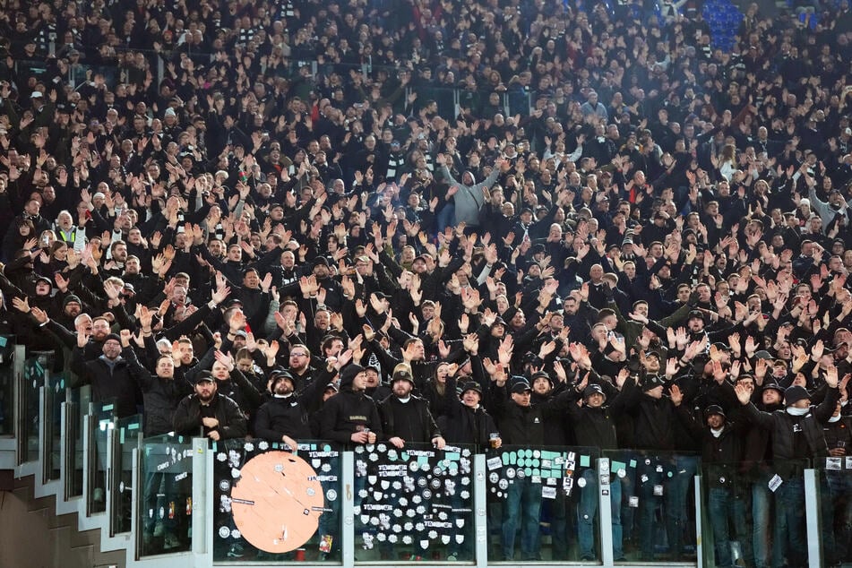 Die rund 1500 mitgereisten Fans der Eintracht hatten es im Stadio Olimpico zu Rom nicht gerade leicht.