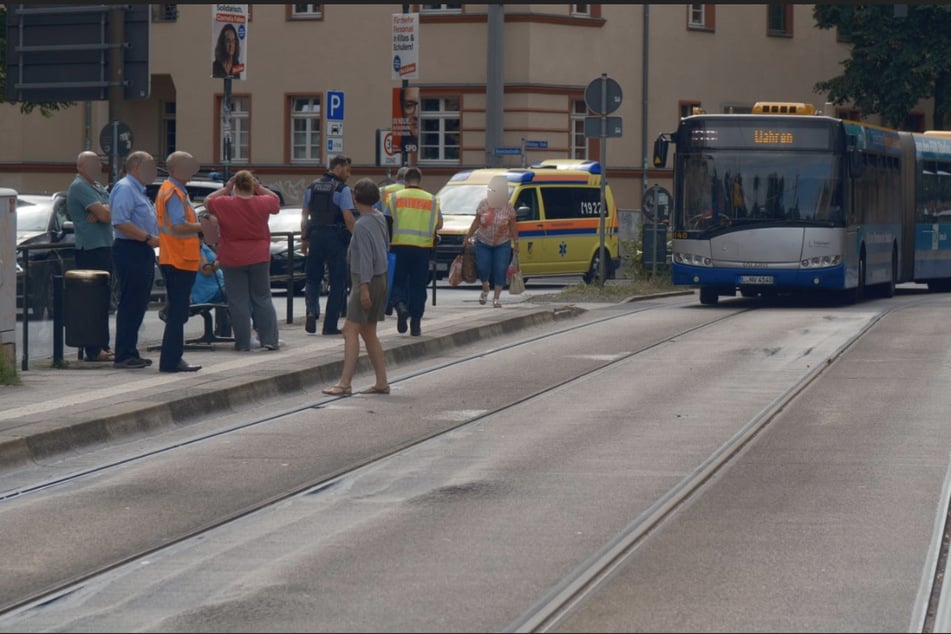 Mehrere Fahrgäste wurden medizinisch betreut. Vier mussten in ein Krankenhaus gebracht werden.