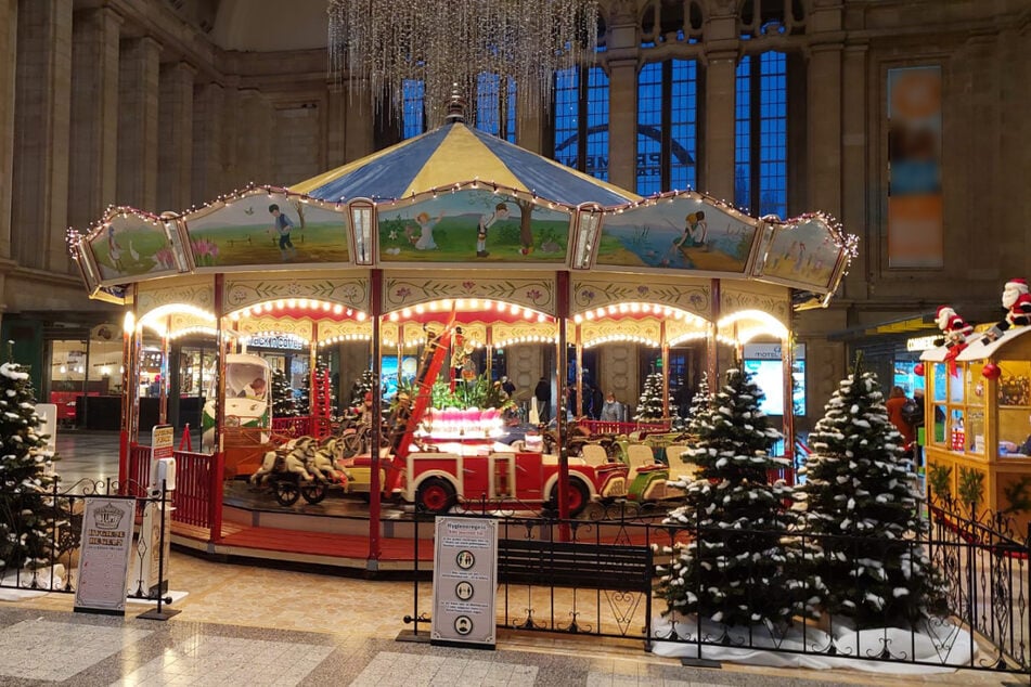 In der Osthalle des Leipziger Hauptbahnhofs soll das historische Karussell in diesem Jahr wieder Kinderaugen zum Leuchten bringen.