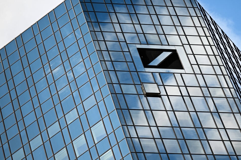 Razzia: Ermittler durchsuchen Gebäude der Deutschen Bank