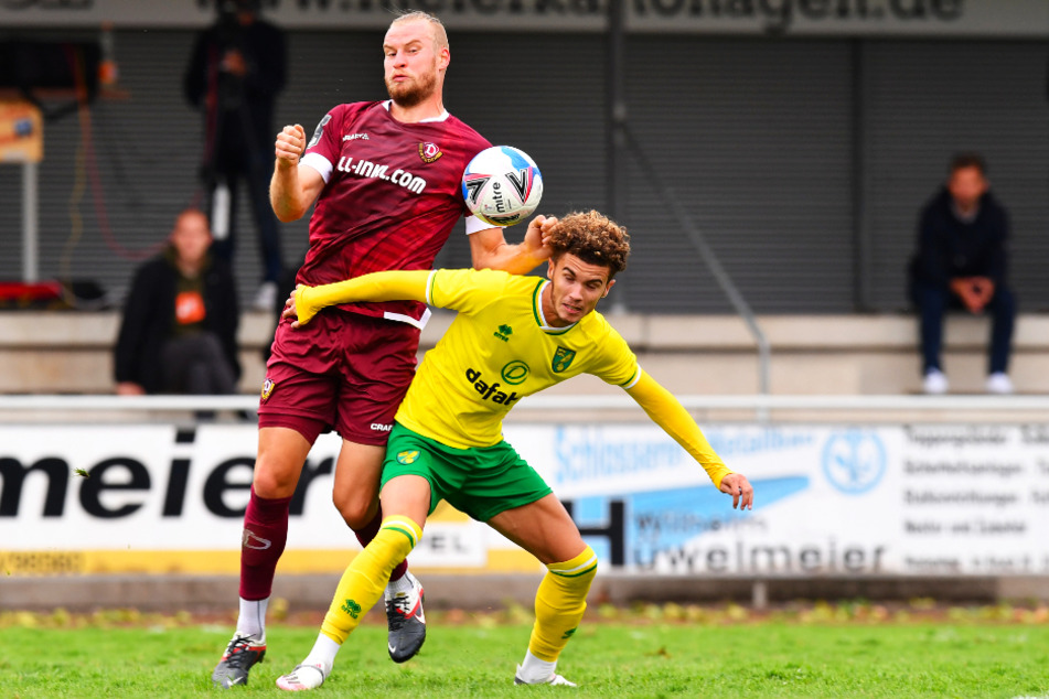 Sebastian Mai langt im Test gegen Norwich bei Josh Martin hin.