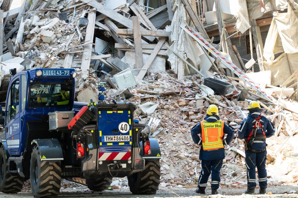 Mit schwerem Gerät rückten Rettungskräfte dem Trümmerberg zu Leibe.