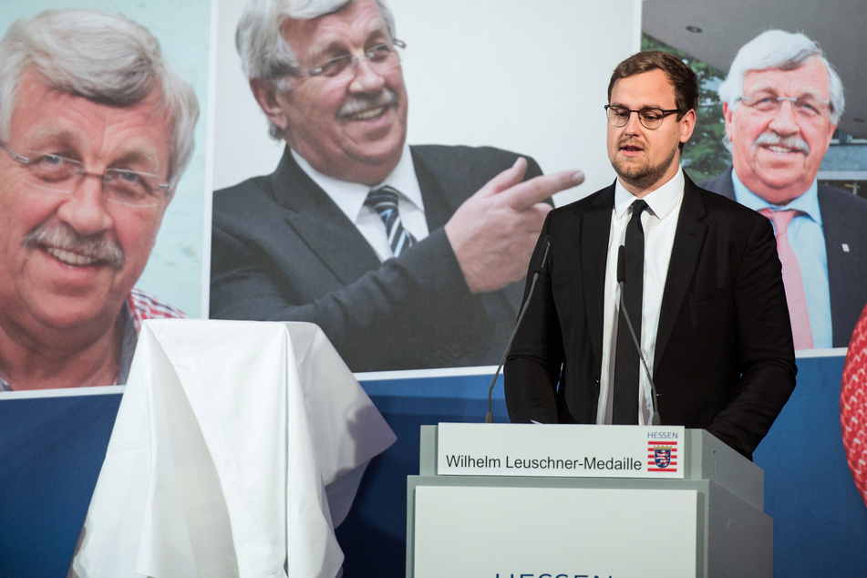 Jan-Hendrik Lübcke, Sohn von Walter Lübcke, spricht nach der Verleihung der Wilhelm-Leuschner-Medaille. (Archivbild)