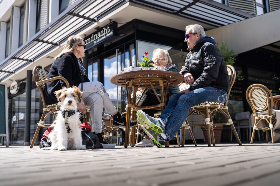 Volle Innenstädte am Wochenende? Der Gaststättenverband Dehoga rechnet damit, dass die Angebote von Restaurants und Cafés bei besserem Wetter stärker genutzt werden. (Symbolfoto)