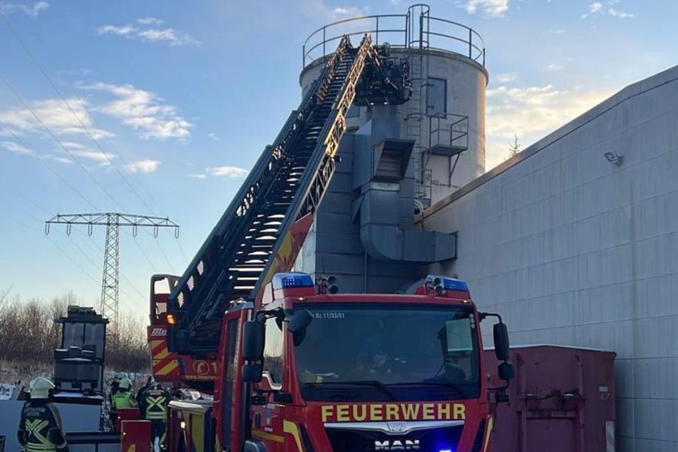 Rauch über Bautzener Holzbetrieb: Feuer lodert seit den frühen Morgenstunden