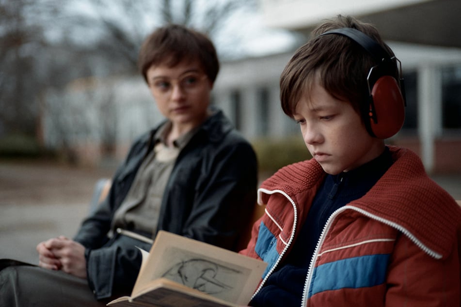 Felix (Jona Eisenblätter, 16, rechts) in einer Szene des Films "Zwischen uns".