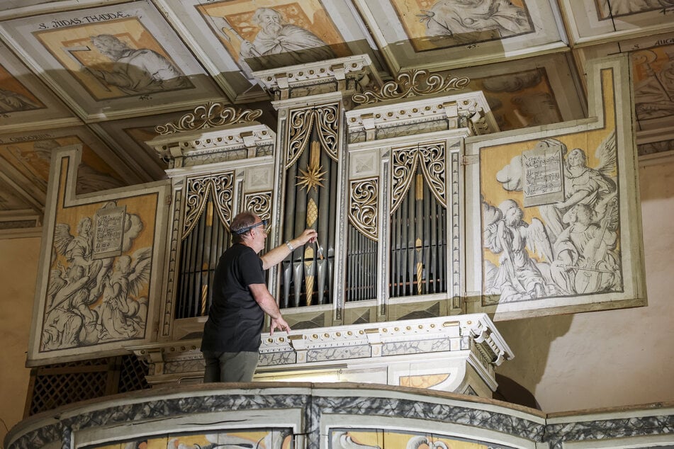 Der Orgelbauer Michael Wetzel kümmert sich unter anderem um die Reinigung von Sachsens ältester erhaltener spielbarer Orgel in der Kirche Pomßen.