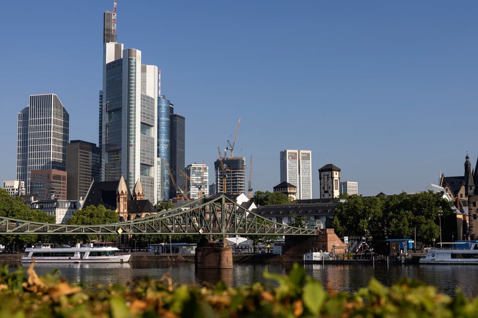 Die Menschen in Frankfurt wurden am Mittwochmorgen von einem heftigen Knall aufgeschreckt.