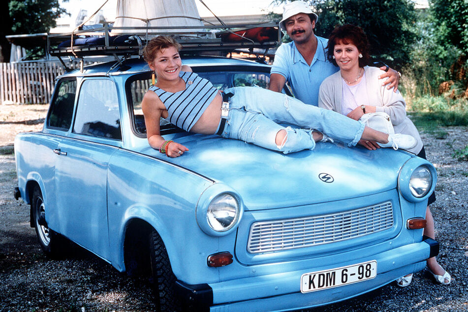 1991 kam der Kultfilm "Go, Trabi, go" in die Kinos. Auf der Haube Claudia Schmutzler (heute 56), Wolfgang Stumph (76) und Marie Gruber (†62).