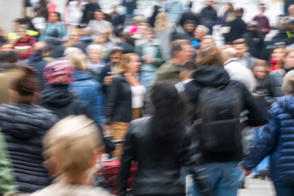 Fußgänger in der Innenstadt sollten vorsichtig sein, wem sie ihr Vertrauen schenken. (Symbolbild)