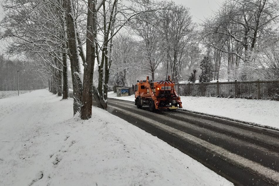 Der Winterdienst ist seit der Nacht mit 15 Fahrzeugen im Einsatz.