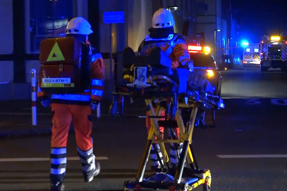 Eine Frau wurde aufgrund giftiger Gase, die durch einen Grill austraten, ohnmächtig. Rettungssanitäter holten sie aus der Wohnung. (Symbolbild)