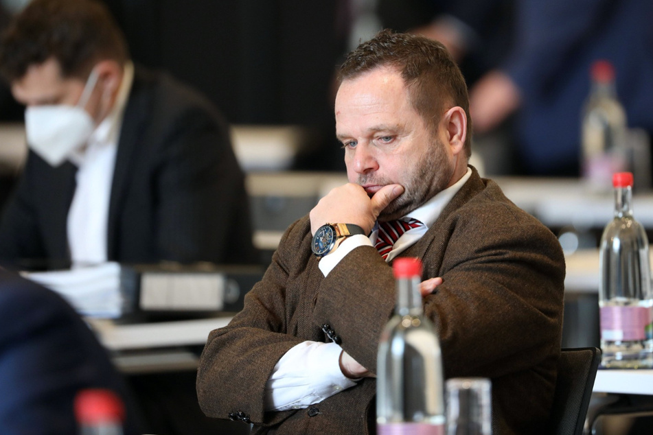 Hat Torsten Czuppon (55, AfD) seine eigene Anzeige bearbeitet? Im Falle einer Verurteilung kann er seinen eigentlichen Job als Polizist verlieren.