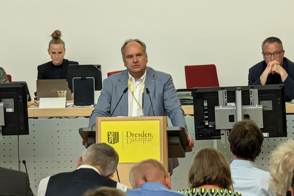 OB Dirk Hilbert (54, FDP) am Rednerpult.