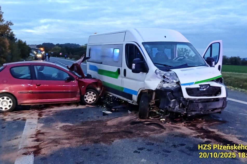 Der rote Peugeot 206 geriet in den Gegenverkehr und kollidierte mit einem Transporter derselben Marke.