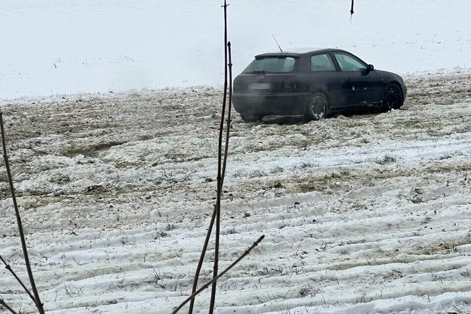 Die Polizei nahm die Personalien von zwei Auto-Fahrern auf.