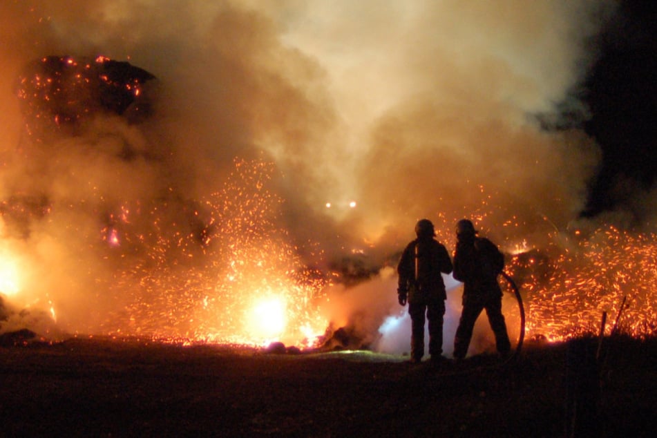 Die Feuerwehr wurde zu seinem Brand in einer Stahlbaufirma in Schönefeld gerufen. (Symbolbild)