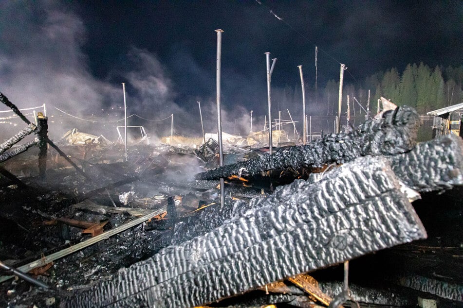 Insgesamt 18 Bungalows wurden durch das Feuer komplett zerstört.