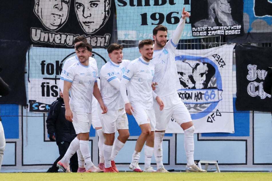 Innerhalb von fünf Minuten trifft der CFC gleich zwei Mal und führt nach fast 70 Minuten 2:0.