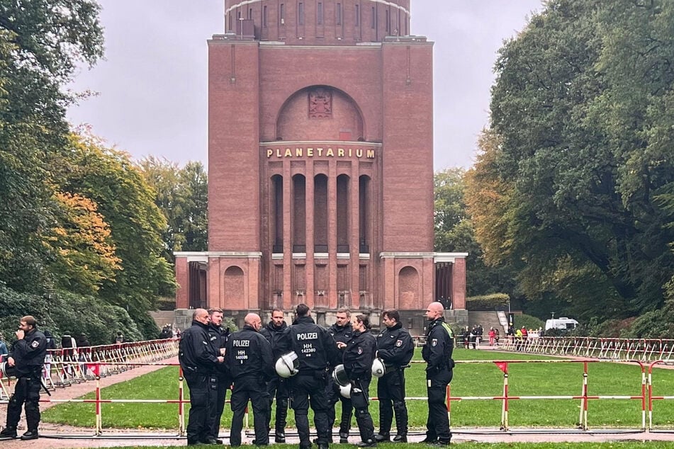 Die Polizei war mit einem Großaufgebot im Hamburger Stadtpark vor Ort.