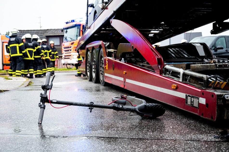 Der verunfallte E-Roller liegt neben dem Lastwagen auf der Straße.