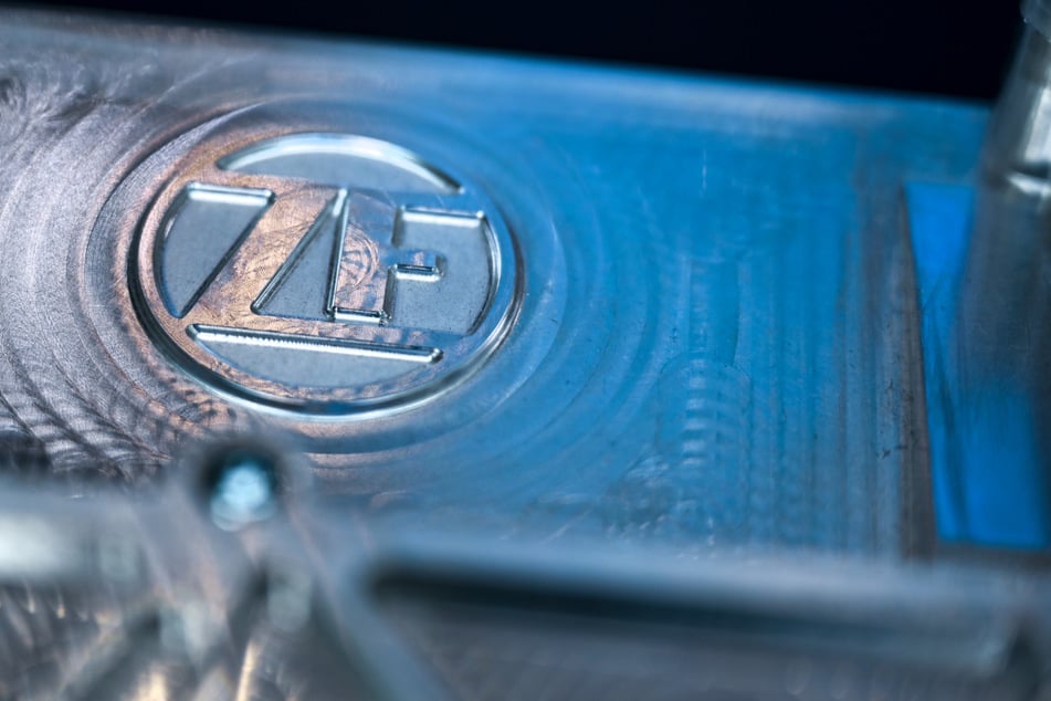 Friedrichshafen: Ein ZF-Logo prangt auf dem ausgestellten Gehäuse des Supercomputers ZF ProAI im Konzernzentralen-Foyer der ZF Friedrichshafen AG.