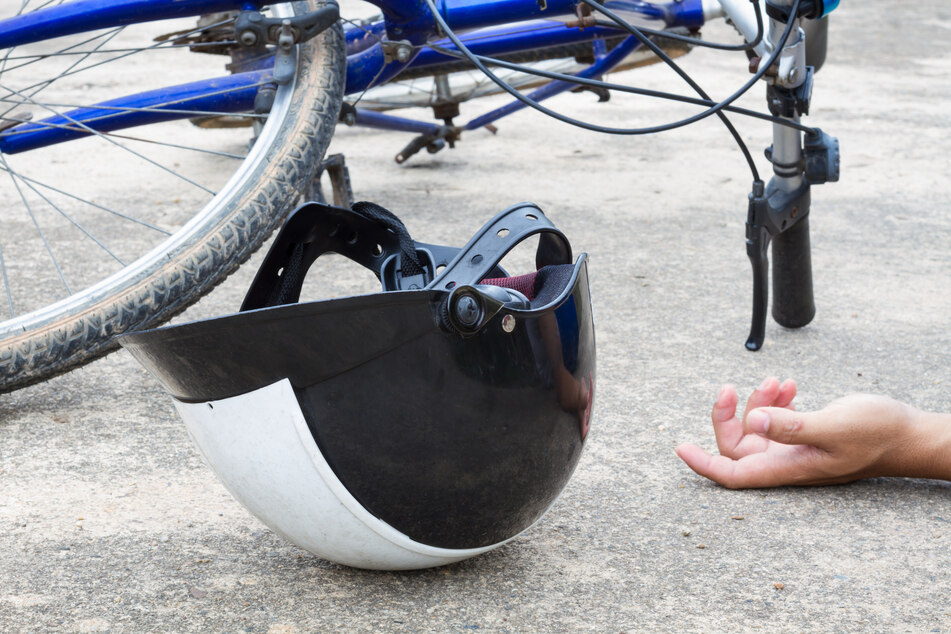 Der Radfahrer zog sich beim Zusammenstoß mit dem Auto tödliche Verletzungen zu. (Symbolbild)
