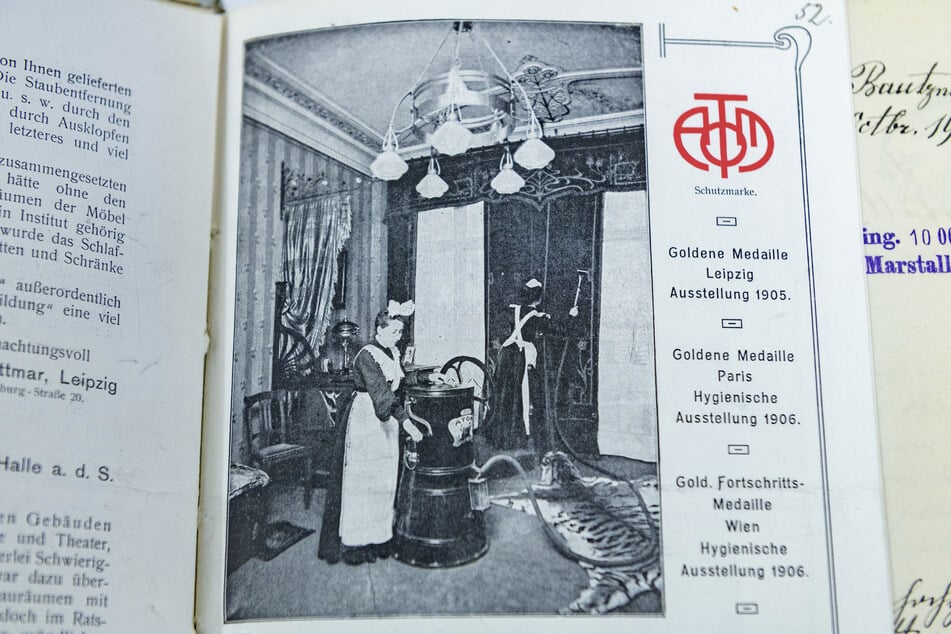 Aus heutiger Sicht sperrig, damals topmodern: Der Atom-Staubsauger in Aktion. Hier stauben Hausmädchen gerade einen Wandteppich ab.