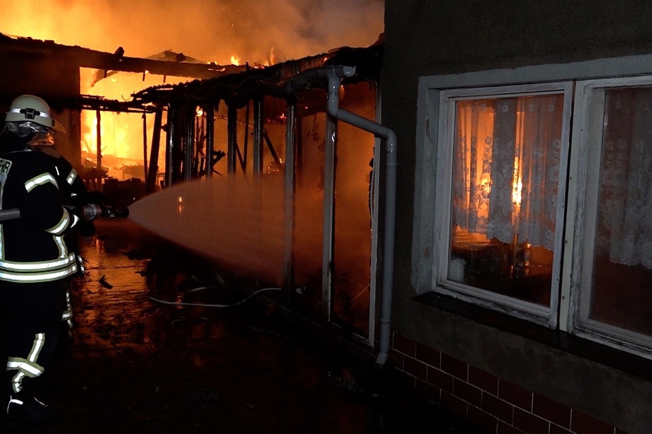 In Calvörde griff ein Scheunen-Feuer auf zwei Gebäude über und verursachte Schäden an zwei weiteren Häusern.