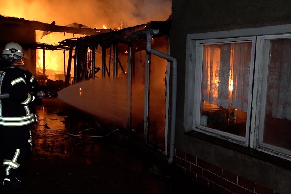 In Calvörde griff ein Scheunen-Feuer auf zwei Gebäude über und verursachte Schäden an zwei weiteren Häusern.