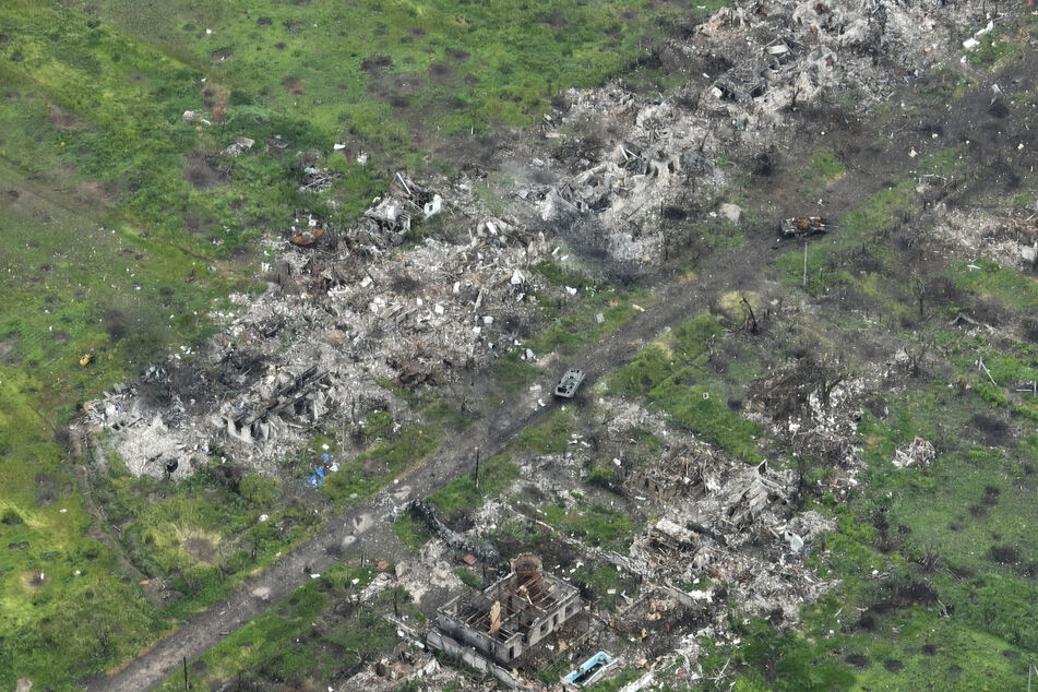 Eine Luftaufnahme zeigt beschädigte Privathäuser, Granaten- und Raketenkrater in den Vororten von Donezk.