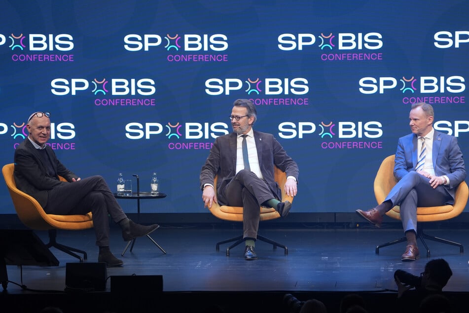 DFB-Präsident Bernd Neuendorf (64, l.), Otto Fricke, Vorstandsvorsitzender des DOSB (60, M.), und Hamburgs Sportsenator Andy Grote (57) diskutierten einen möglichen WM-Boykott.