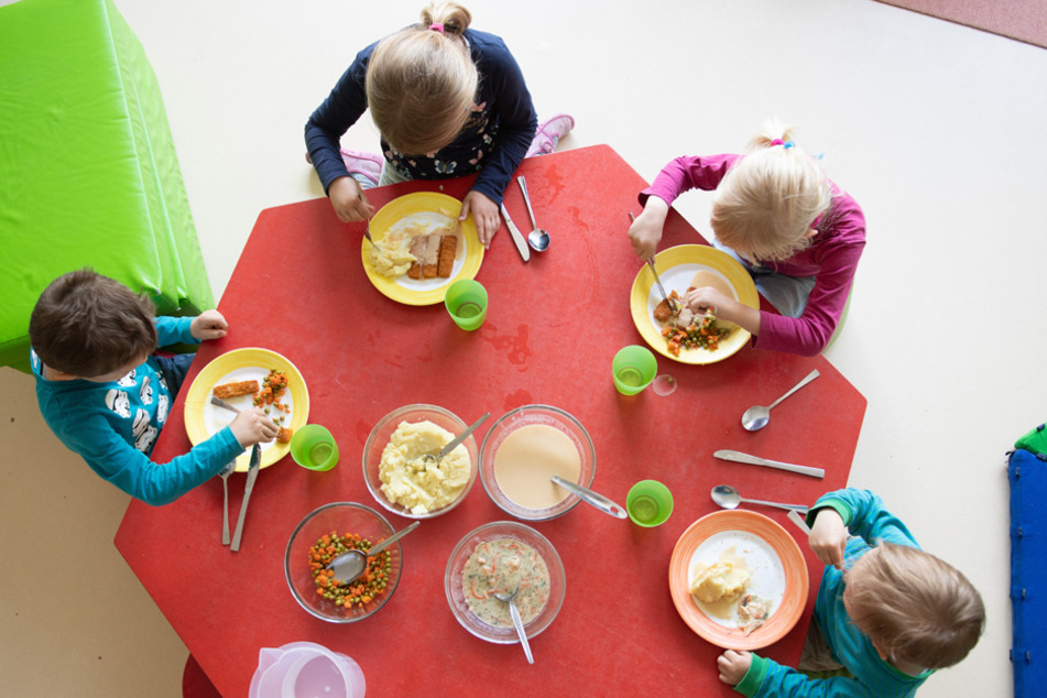 Exakte Zahlen für ganz Bayern gibt es nicht, doch viele Kinder dürfte aus Eigenschutz betreut werden. (Archiv)