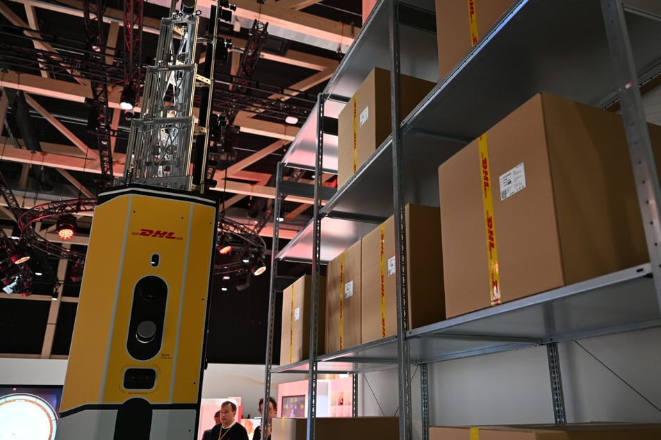 Der Logistik-Roboter am Troisdorfer DHL-Standort erreicht eine Höhe von 14 Metern und ist mit mehreren Sensoren ausgestattet.