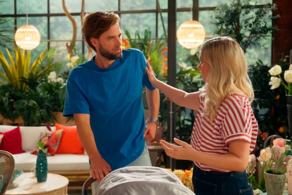 Unterdessen gerät Simon (Thore Lüthje, 32) in Panik, als sich Olivia verschluckt und keine Luft mehr bekommt. Toni reagiert schnell und rettet das Baby.