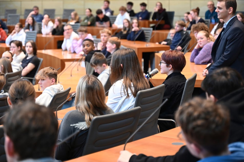 800 Jugendliche übernehmen NRW-Parlament: Das ist der Grund dafür