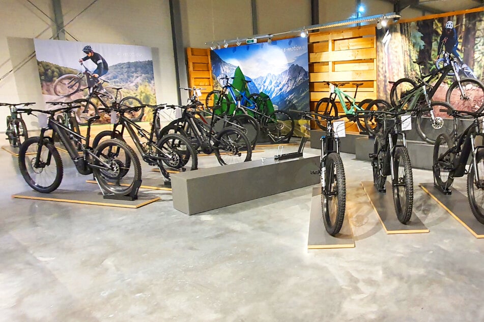 Jetzt bei e-motion das perfekte E-Bike finden und mit bis zu 50 Prozent Rabatt durchstarten.